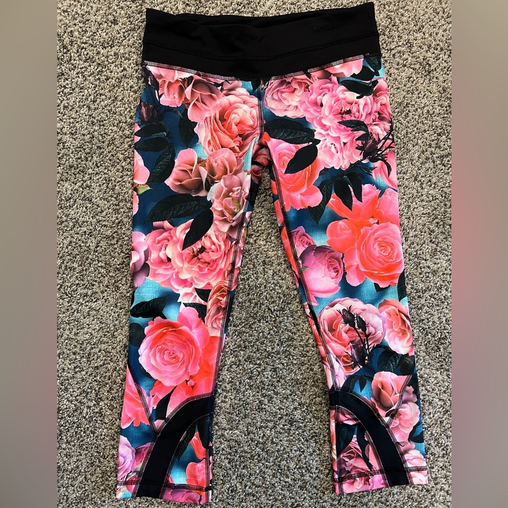 LULULEMON Run Inspire Crop Capri II Leggings Floral Print Secret Garden Size 6